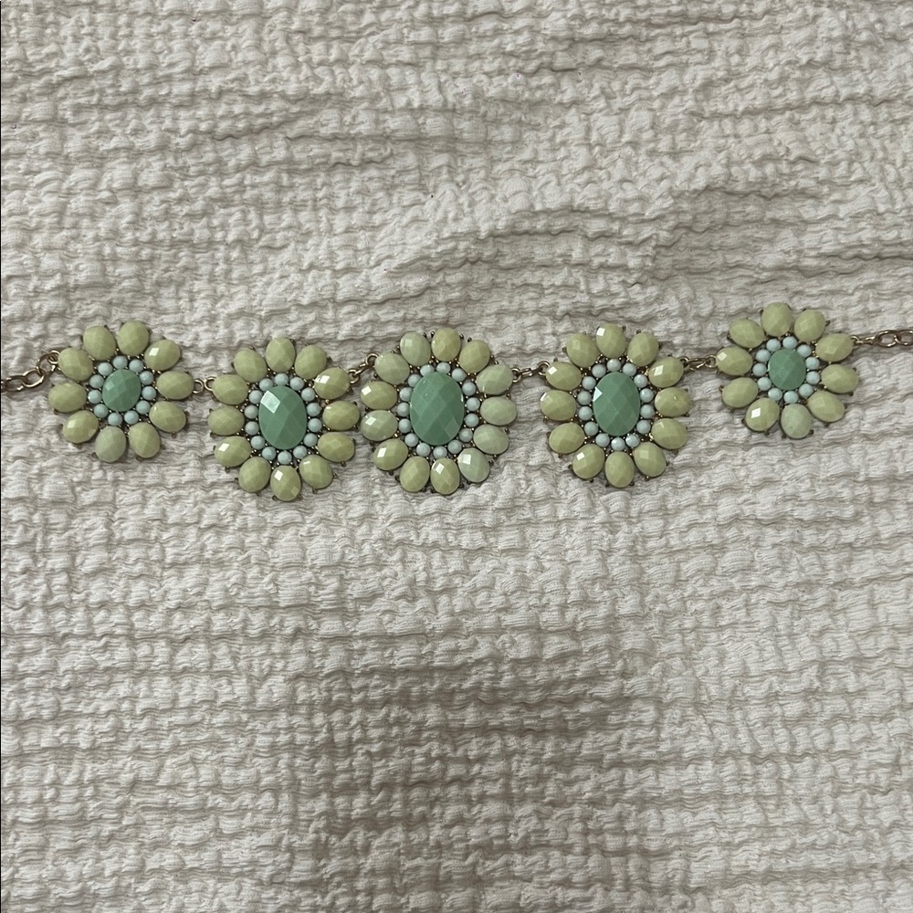 Chic Floral Bracelet in Mint and Gold